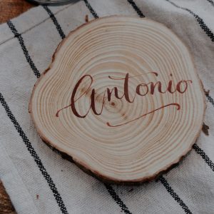 posavasos de madera con caligrafia